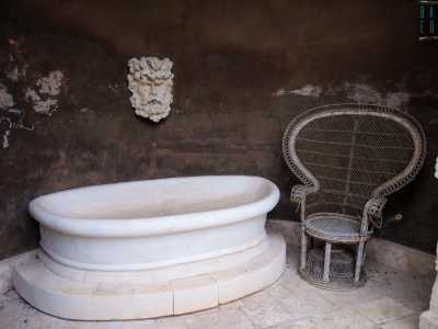 All�interno del vano, dalle paresti scure, scoviamo una �fontana� formata da un mascherone apotropaico con un tubo nella bocca e una grande vasca in marmo alla base